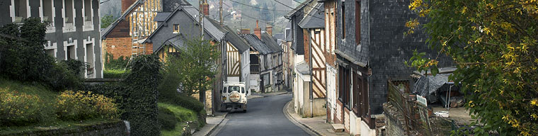 Cambremer - La rue du Cadran
